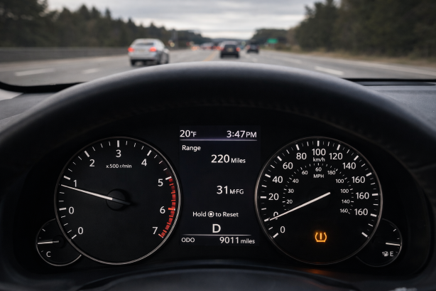 胎压灯亮了怎么办？先别急着继续开