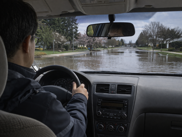 积水路段能不能冲过去，这个判断很关键