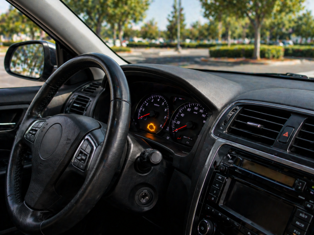 发动机故障灯亮了还能开吗？时代车行告诉你